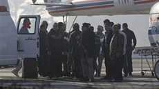 Husní Mubarak pi transportu k soudu (29. listopadu)