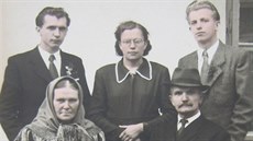 Rodina Krková v padesátých letech, nahoe - sourozenci Adolf, Marie a Alfons,...