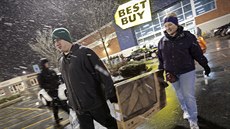 Alex a Lisa Hardmanovi ukořistili televizi v americkém obchodě Best Buy ve... Alex a Lisa Hardmanovi ukořistili televizi v americkém obchodě Best Buy ve...