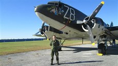 Roman Štengl před nádhernou Dakotou C-47 Roman Štengl před nádhernou Dakotou C-47