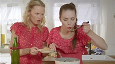 Kateřina ochutnává britský vánoční pudink. Kateřina ochutnává britský vánoční pudink.