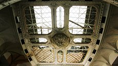 Sklenná výpl stropu obnovovaného hlavního sálu zatím v Národním dom chybí,...