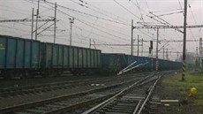 Vykolejené nákladní vozy lokomotiva ještě asi kilometr a půl táhla. Působením... Vykolejené nákladní vozy lokomotiva ještě asi kilometr a půl táhla. Působením...