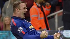 Wayne Rooney slaví vítězný gól Manchesteru United proti Arsenalu Londýn. Wayne Rooney slaví vítězný gól Manchesteru United proti Arsenalu Londýn.