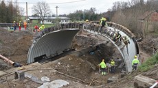 Zatímco v okolí už se nová silnice asfaltuje, most, při jehož zřícení zahynuli... Zatímco v okolí už se nová silnice asfaltuje, most, při jehož zřícení zahynuli...