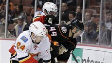 BOJOVNÍK. Jiří Hudler z Calgary (vlevo) se bije o puk s Natem Thompsonem z BOJOVNÍK. Jiří Hudler z Calgary (vlevo) se bije o puk s Natem Thompsonem z