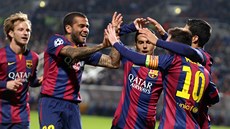 OSLAVA. Lionel Messi pijímá od spoluhrá z Barcelony gratulace ke gólu.