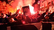MRTVÝ A PLAMENY. Příznivci Crvené Zvezdy protestují poblíž turecké ambasády v... MRTVÝ A PLAMENY. Příznivci Crvené Zvezdy protestují poblíž turecké ambasády v...