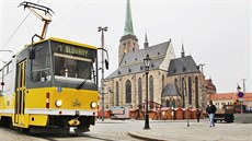 Linky číslo 1 i 2 opět jezdí přes náměstí Republiky. Linky číslo 1 i 2 opět jezdí přes náměstí Republiky.