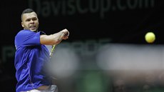 Francouzský tenista Jo-Wilfried Tsonga v duelu se výcarem Stanem Wawrinkou ce...