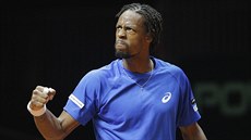Francouzský tenista Gaël Monfils v duelu s Rogerem Federerem ze Švýcarska ve... Francouzský tenista Gaël Monfils v duelu s Rogerem Federerem ze Švýcarska ve...