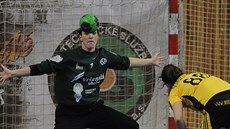 Mostecká brankářka Eva Bezpalcová čelí sedmimetrovému hodu. Mostecká brankářka Eva Bezpalcová čelí sedmimetrovému hodu.