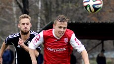 Pardubický Martin Hašek (vpravoú v souboji s žižkovským Patrikem Dresslerem. Pardubický Martin Hašek (vpravoú v souboji s žižkovským Patrikem Dresslerem.