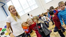 Markéta Sluková s dětmi v sokolovské Základní škole Křižíkova. Markéta Sluková s dětmi v sokolovské Základní škole Křižíkova.