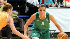 Tereza Sedláková (vpravo) z SB Ostrava se pokouí obejít Karolínu Elhotovou z...