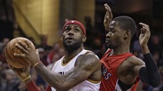 LeBron James (23) z Clevelandu uniká kolem Terrence Rosse z Toronta. LeBron James (23) z Clevelandu uniká kolem Terrence Rosse z Toronta.