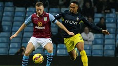 Tom Cleverley (vlevo) z Aston Villy si kontroluje míč před Nathanielem Clynem... Tom Cleverley (vlevo) z Aston Villy si kontroluje míč před Nathanielem Clynem...