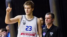 Martin Peterka a jeho trenér Mirsad Alilovič sledují hru USK Praha. Martin Peterka a jeho trenér Mirsad Alilovič sledují hru USK Praha.