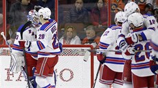 Hokejisté New Yorku Rangers slaví výhru ve Philadelphii.