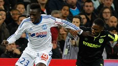 Benjamin Mendy (vlevo) z Marseille si kryje mí ped Papym Misonem Djilbodjim z...