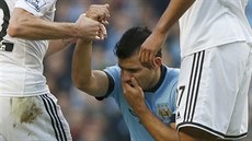 VSTÁVEJ! Sergio Agüero (uprosted) z Manchesteru City bhem duelu proti Swansea