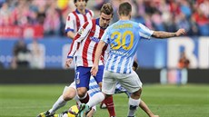 Antoine Griezmann z Atlética Madrid (vlevo) zkouí obejít Sergiho Dardera z...