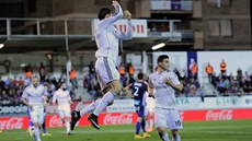 JÁ SI POSKOÍM, JÁ SI VYSKOÍM. Cristiano Ronaldo (ve vzduchu) se gólov...