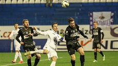 Ostravský Ján Greguš (uprostřed) proti jablonecké přesile - vlevo je Tomáš... Ostravský Ján Greguš (uprostřed) proti jablonecké přesile - vlevo je Tomáš...