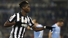 OSLAVA V RUKAVIKÁCH. Paul Pogba z Juventusu se raduje z trefy do sít Lazia...