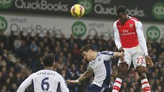 Danny Welbeck (vpravo) z Arsenalu se prosazuje hlavou proti West Bromwichi.