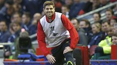 Steven Gerrard z Liverpoolu se protahuje.