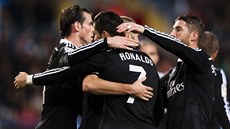 Fotbalisté Realu Madrid slaví vstelenou branku.