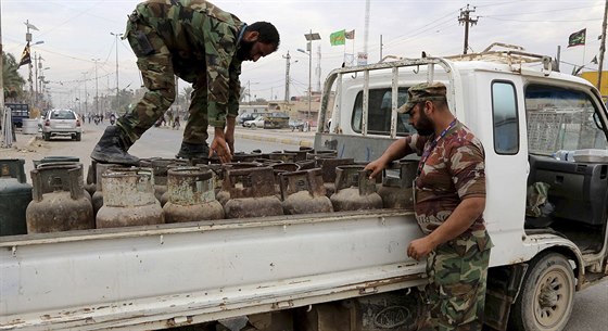 Písluníci iráckých bezpenostních sil kontrolují nákladní vozidlo v Bagdádu...