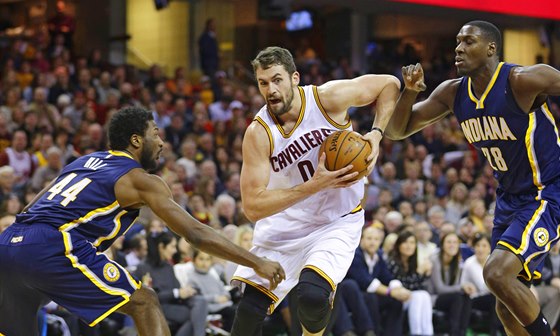 Kevin Love z Clevelandu (uprosted) proniká  obranou Indiany. 