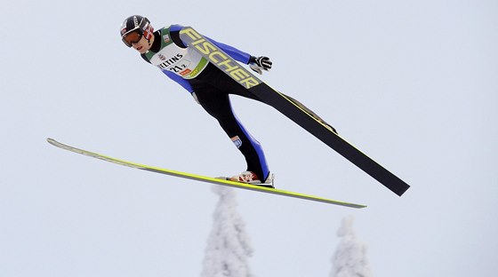 Sdruená Haavard Klemetsen ve skokanské ásti sprintu dvojic v Kuusamu. 