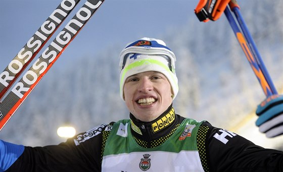 Finský bec na lyích Iivo Niskanen se raduje z triumfu v závod na 15...