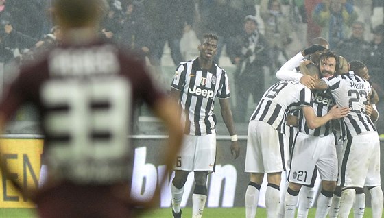 Andrea Pirlo z Juventusu Turín se raduje se spoluhrái z vítzného gólu v derby...