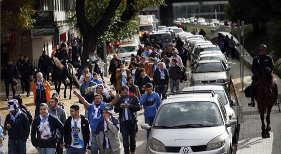 Policisté doprovází fanouky La Coruni ze stadionu Atlétika Madrid.