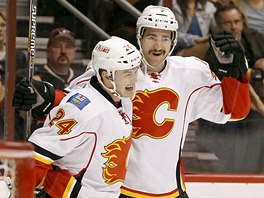 Ji Hudler (vlevo) a T.J. Brodie slav gl Calgary. 