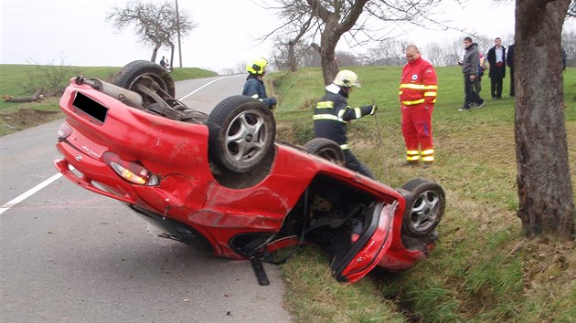 Osobn auto skonilo na stee v pkop. Na kola ho museli dostat hasii.