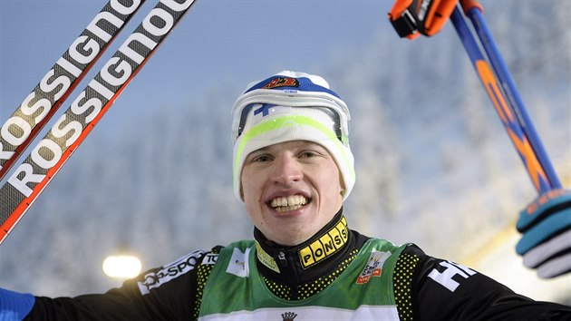 Finsk bec na lych Iivo Niskanen se raduje z triumfu v zvod na 15 kilometr klasicky v Ruce.