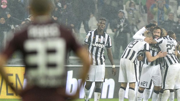Andrea Pirlo z Juventusu Turn se raduje se spoluhri z vtznho glu v derby s AC Turn.
