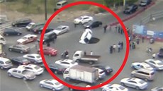 Muži stačili vystoupit, dřív než jejich vůz zmizel v kráteru Muži stačili vystoupit, dřív než jejich vůz zmizel v kráteru
