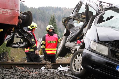 Pi jedné z nehod se na elezniním pejezdu v Teplice na Karlovarsku srazil vlak s dodávkou, tyi lidé se zranili.