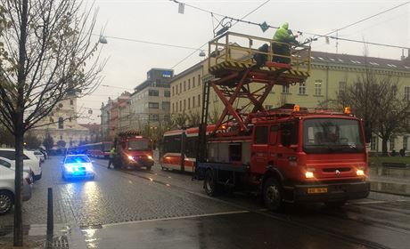 Zamstnanci dopravního podniku opravují propálené troleje. (1. 12. 2014)