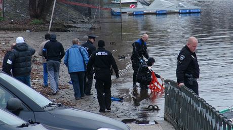 Mrtvého mue nalezli policisté ve Vltav v nedli