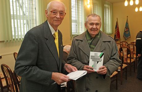 Autor publikace Hoké vzpomínání Rostislav Sochorec (vlevo) s Jiím Havlíkem,