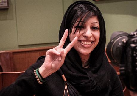 Bahrajnská disidentka Zajnáb Chavádaová na snímku z dubna 2014 krátce poté, co...