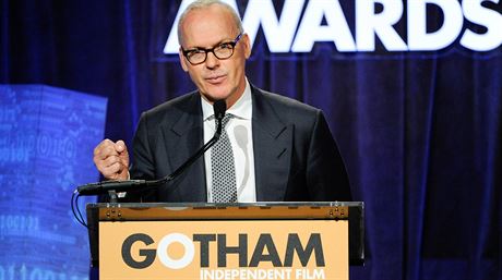 Herec Michael Keaton pijímá cenu za titulní roli filmu Birdman.