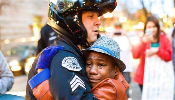 Bloský portlandský policista serant Bret Barnum objímá dvanáctiletého...